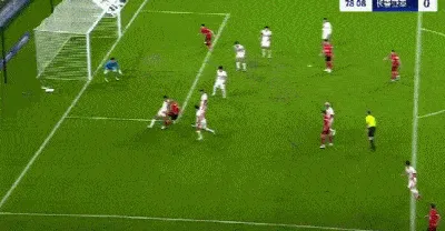 费利佩禁区头球攻门，球稍稍打高